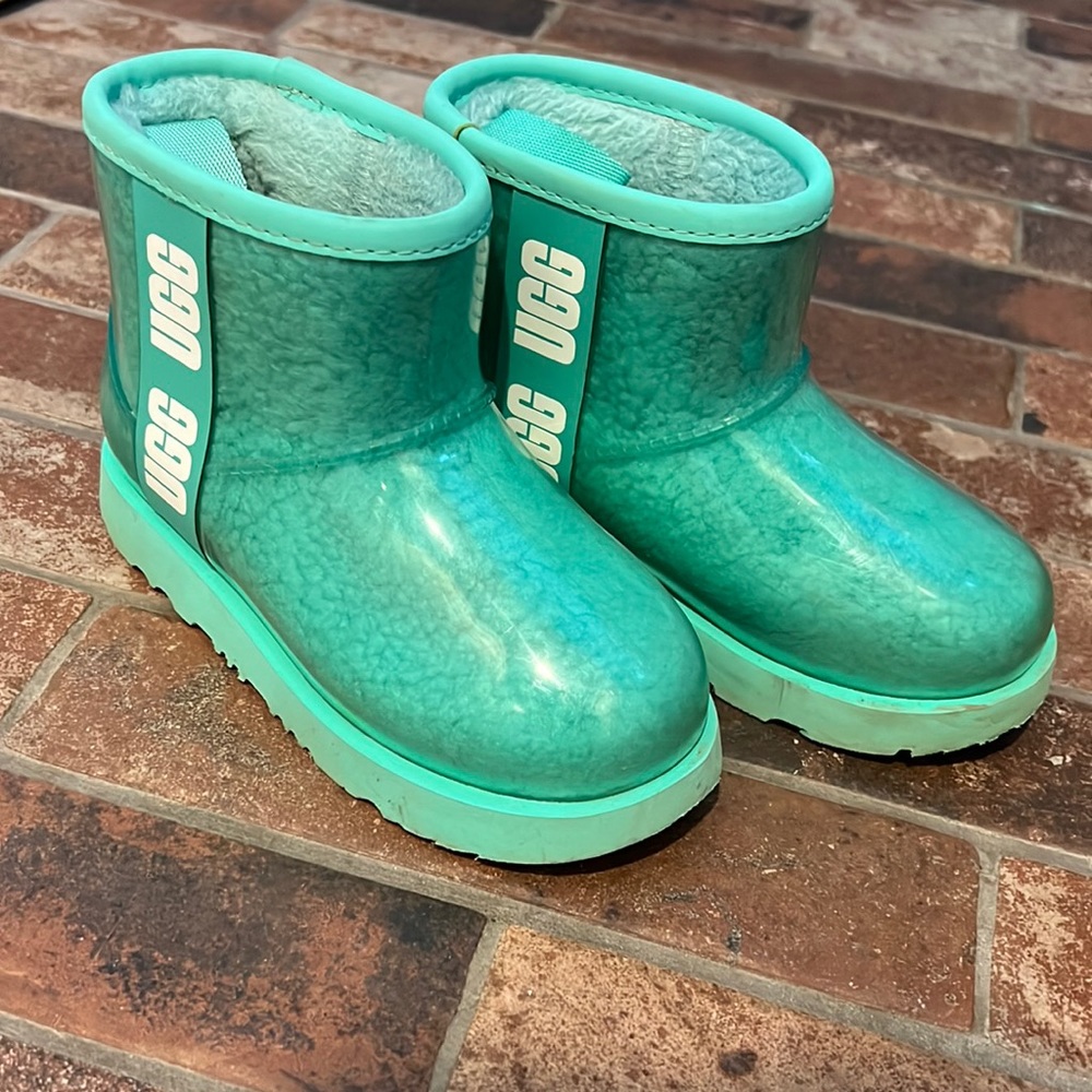 Girls Uggs - Size 12. Good condition,